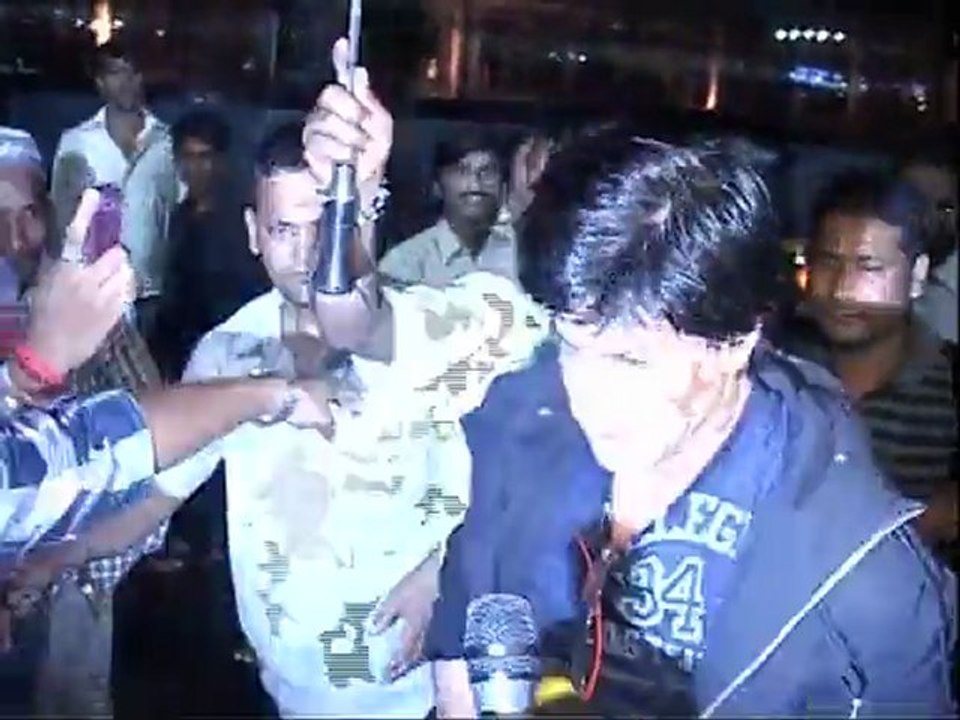Shahrukh Khan Avoids Commenting On Salman Khan & Sanjay Dutt's Fight - Exclusive News