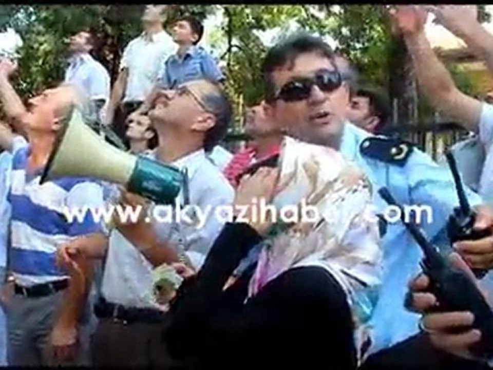 Tarihi Agac uzerine intihar icin cikti