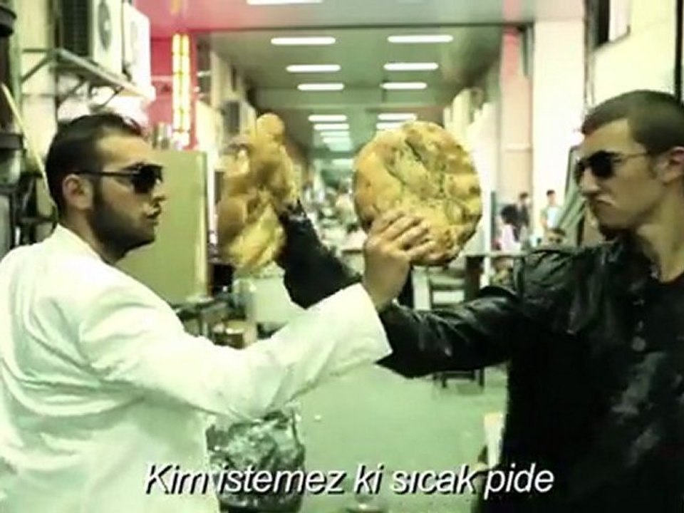 Ali Biçim - Just Pide (Bu klip, çocukluğu pide kuyruklarında yitip giden bir nesle adanmıştır.)