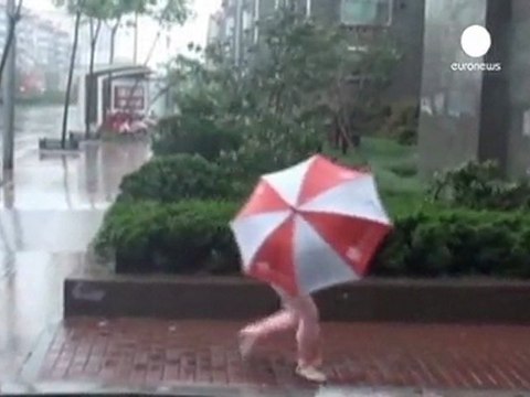 Le typhon Muifa rétrogradé en tempête tropicale en...