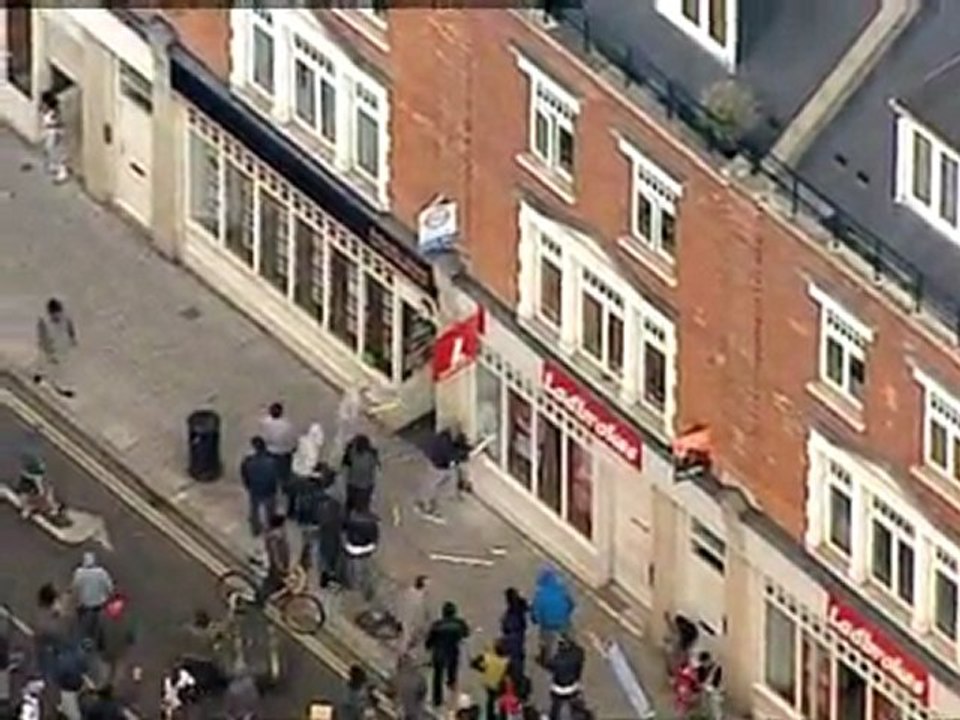 London riots spread to Hackney