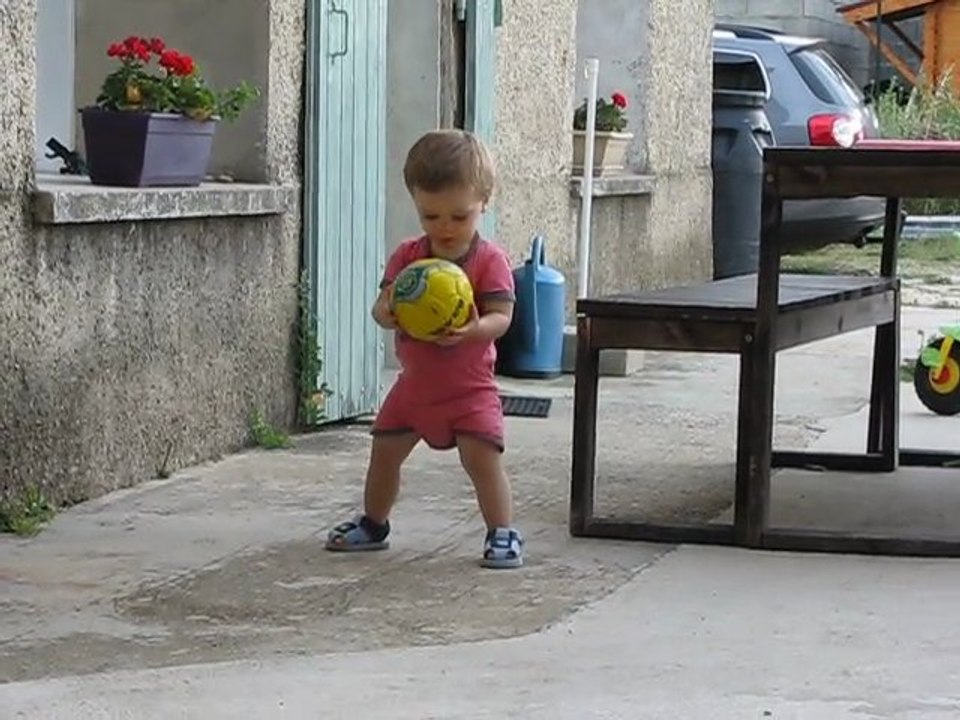 Antoine joue au ballon