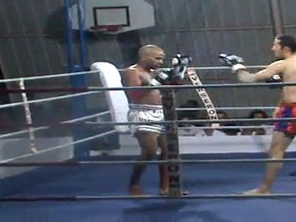 Yazid Boussaha vs Essahraoui Touffik - Round 1 demi finale tournoi - Gala du phenix 3 - 02-07-11 phenix muaythai