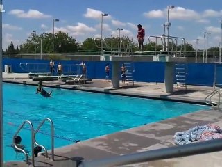 Chicks Tauchen in den Pool Fail