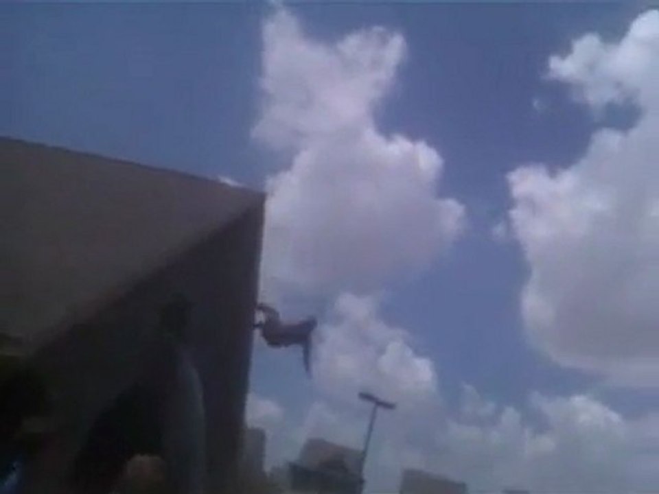 Tauchen Sie ein in einen Pool von einem Dach Fail