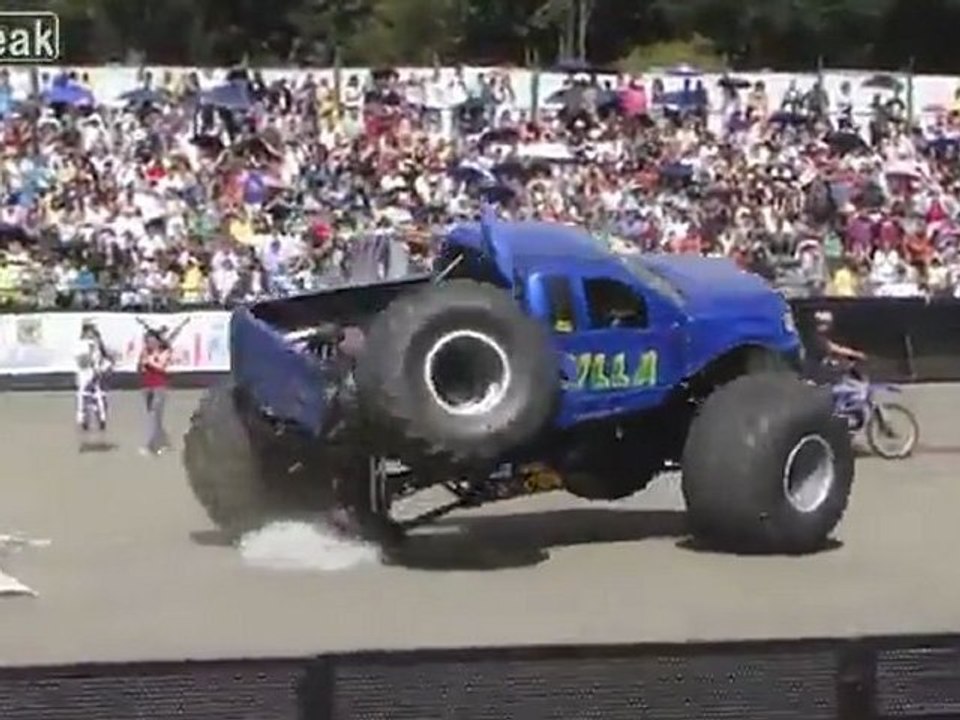 Monster-Truck verliert seine Reifen. (Bogota DC, Kolumbien) Fail