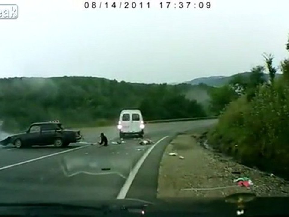 Russische Fahrer überquert die Mittellinie, ausgeworfen Passenger Car aus.