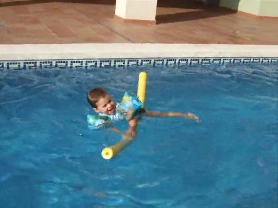 Lucas - piscine - La frite sert de moto...