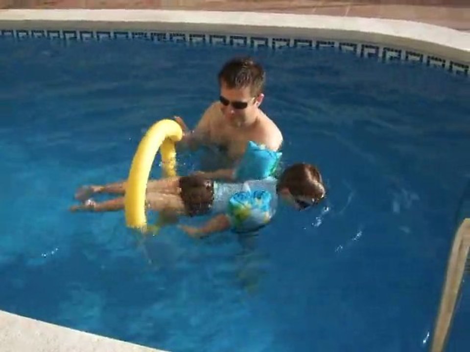 Lucas imite le dauphin