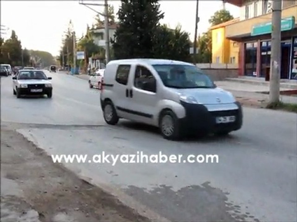 Ada caddesi Yol ortasi cukur