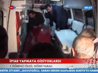 Minibüs üniversite öğrencilerine çarptı: 1 ölü 1 yaralı