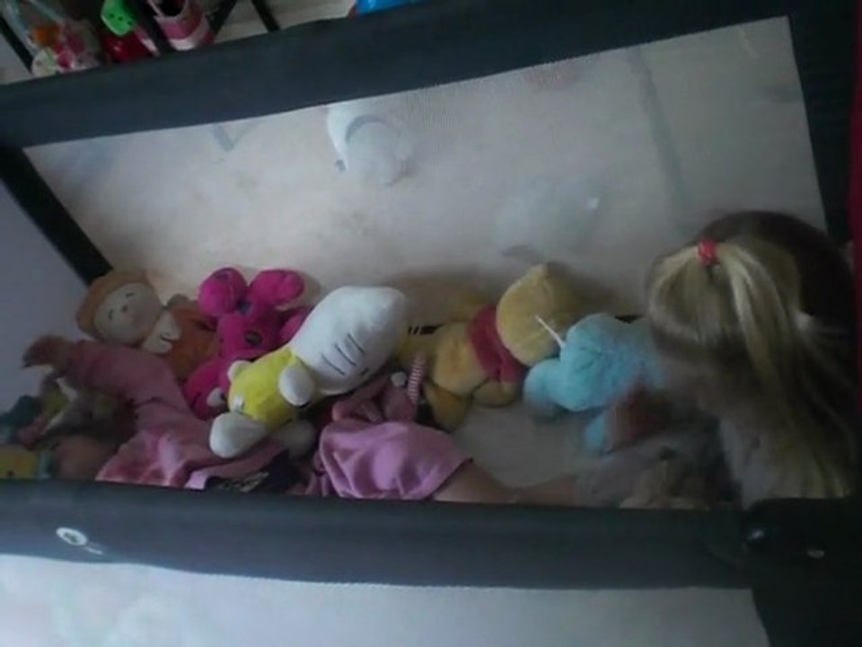 mes filles qui s'amuse dans le lit de lolo