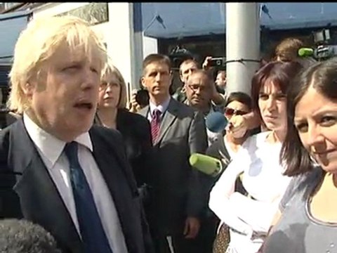 Johnson heckled by Clapham crowd