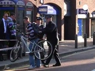 Cameron ai violenti: sentirete la forza della legge