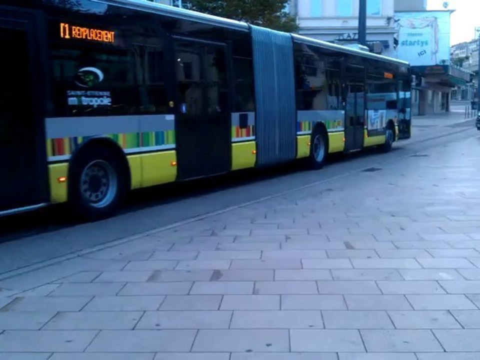 Tram Sainté - travaux été 2011- le 792 à la boucle de la Place du Peuple
