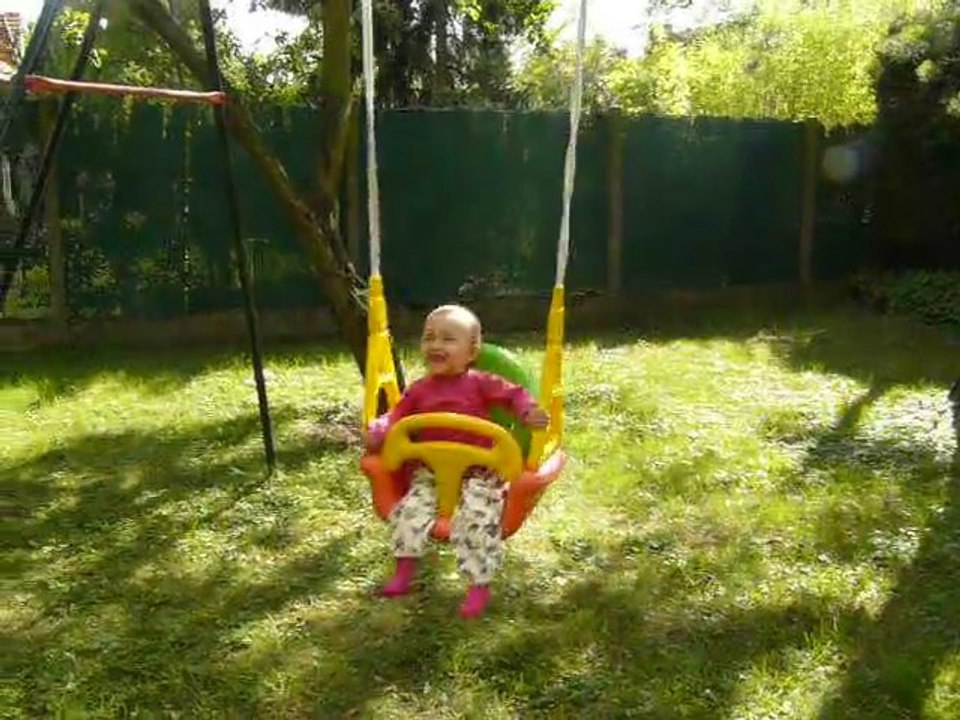 Hanaé et la balançoire