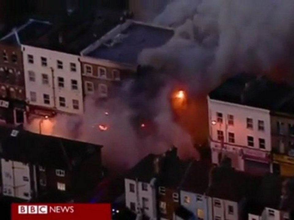 Zeige Rich People We Can Do What We Want (London Riots)