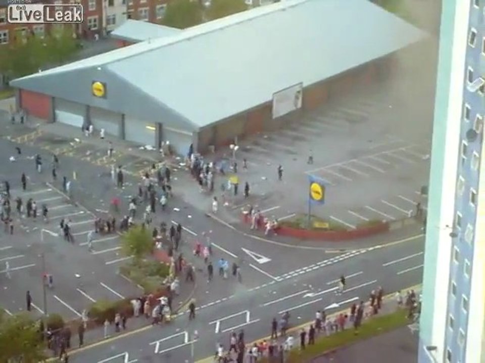 Footage Plünderer In Salford Manchester Raiding Lidl.