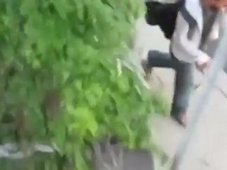 English scum steal from Malay-Muslim injured boy