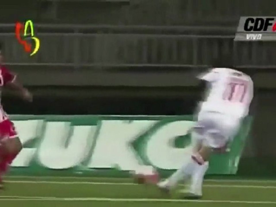 L'incroyable "coup du foulard - reprise de volée" !