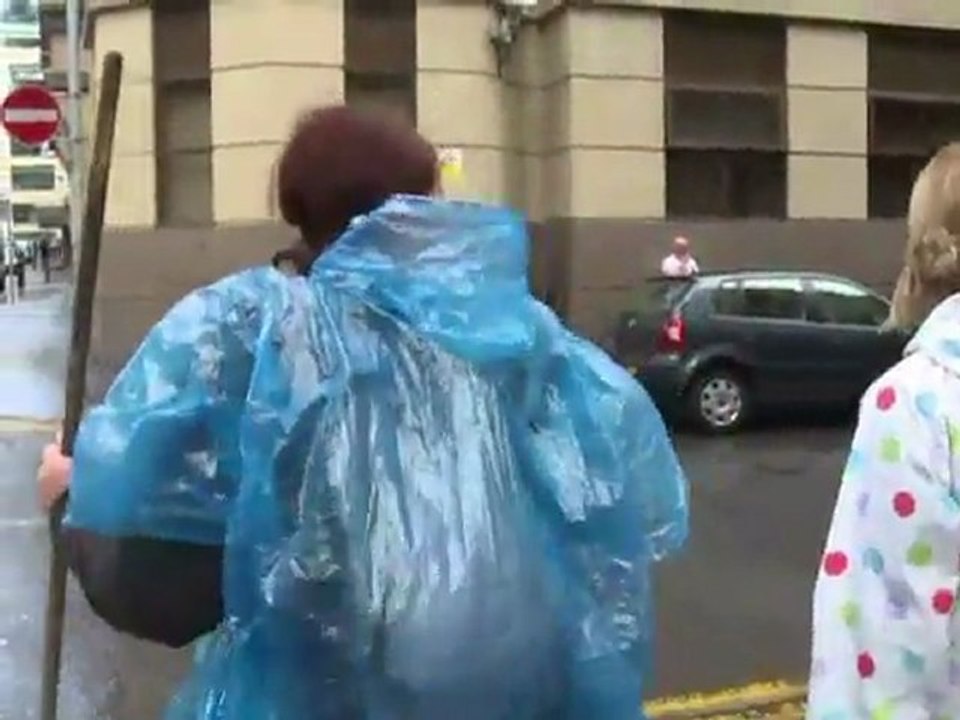 Manchester, dans le nord-ouest de l'Angleterre, a connu mardi 9 août au soir des heures d'émeutes, les pires en 30 ans, qui ont amené "la honte dans les rues" selon la police locale