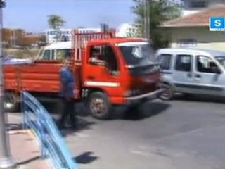 Alt geçide sıkışan tır güçlükle çıkarıldı