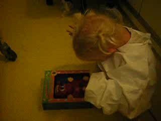 Papa donne le bib donc zéa s'occupe