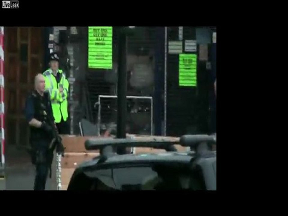 London Riots - Coulsdon (Near Croydon) Gun Shop von bewaffneter Polizei Entleerte