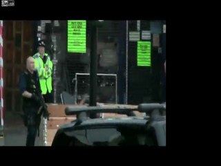 London Riots - Coulsdon (Near Croydon) Gun Shop von bewaffneter Polizei Entleerte