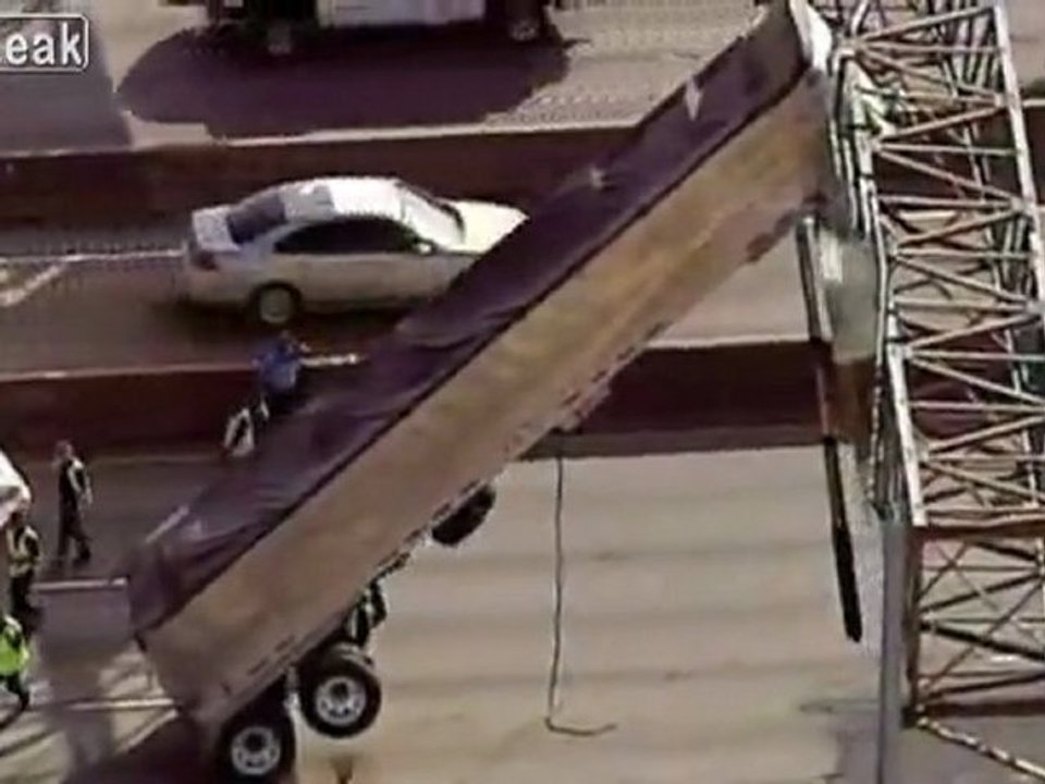 Raw Video Big Rig kollidiert mit Freeway Sign