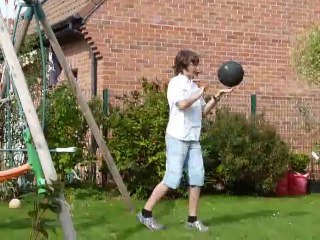 Défi Baskup n° 1 d'Étienne : faire tourner le ballon sur un doigt -2