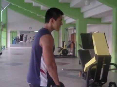 Elevaciones Frontales. Ejercicio De Hombros Con Mancuernas. Realiza Este Ejercicio Para Hombros