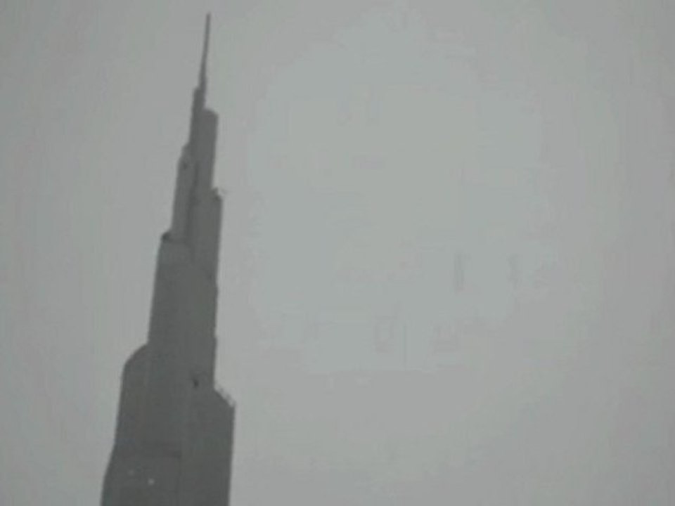 piorun uderza w najwyższy budynek swiata