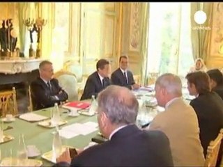 La crisi affonda l'euro, Merkel e Sarkozy in silenzio