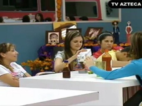 Johnny y Esmeralda en la cocina besos atraves del espejo2