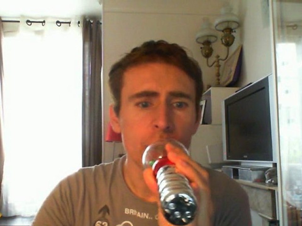 Wiwi égratigne "les mains dans les poches sous les yeux"