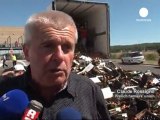Angry French farmers raid Spanish fruit trucks
