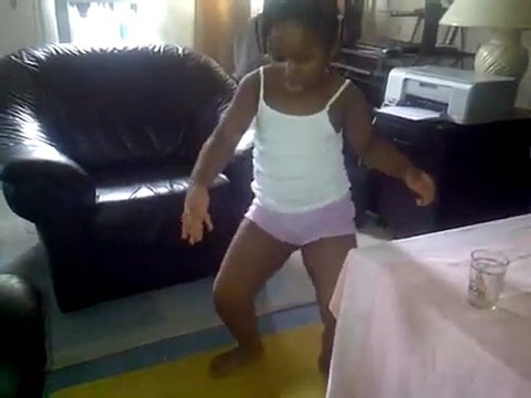 Victoria (4 ans ) danse sur OULALA de MOKOBE feat YOROBO