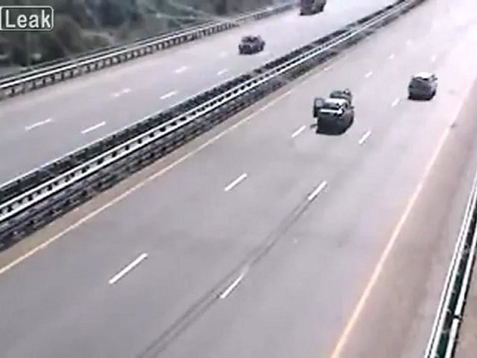Car On Freeway Stuck - Fahrer macht schlechteste Wahl