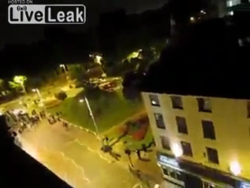 Großbritannien Riots - Plünderer brechen in speichern, wie Polizei und beobachten Sie nichts tun - (Aug 2011)