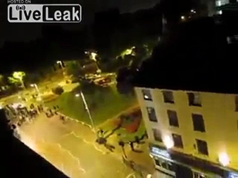 Großbritannien Riots - Plünderer brechen in speichern, wie Polizei und beobachten Sie nichts tun - (Aug 2011)