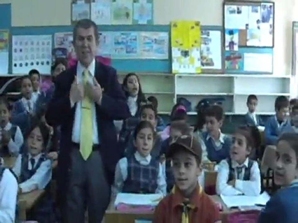 Cumhur ogretmen Sinifinda"Sen Asli'dan da Guzelsin"bestesini soyluyor