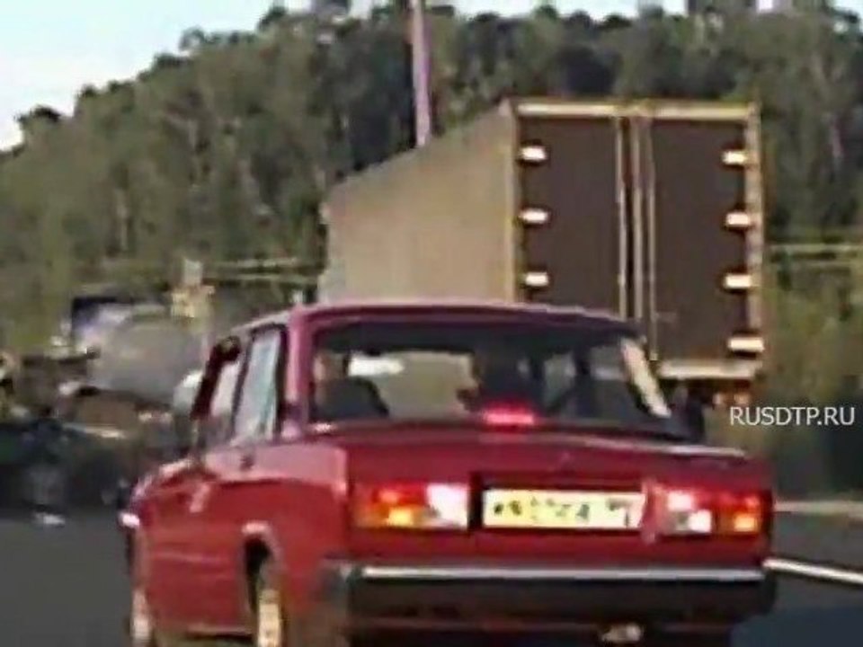 Harte Crash auf DashCam gefangen, gefallen einem anderen Fahrer eingeschlafen!