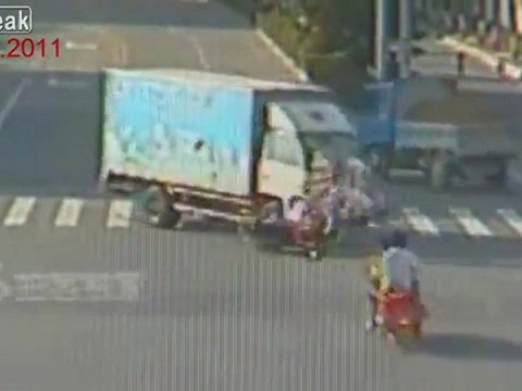 Zwei Roller Absturz in LKW innerhalb von Sekunden