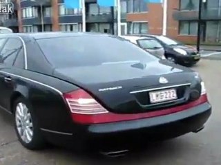 Maybach Fahrer kracht in ein anderes Auto