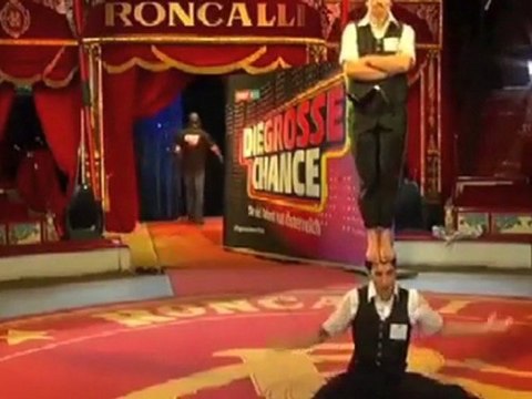 DUO XAVIER CHLOE-excentric acrobat-presents Art agency Valentino