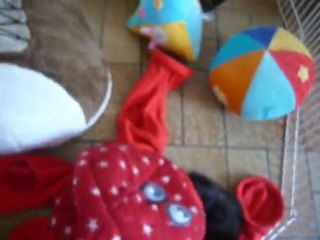 Kenjy qui fait des bisou a Inaya