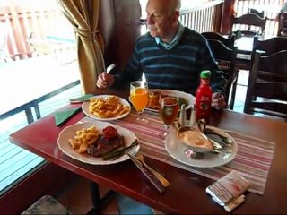 Film på Uffe från Restaurang Herrgårn 13 Aug - 11. Med musik.