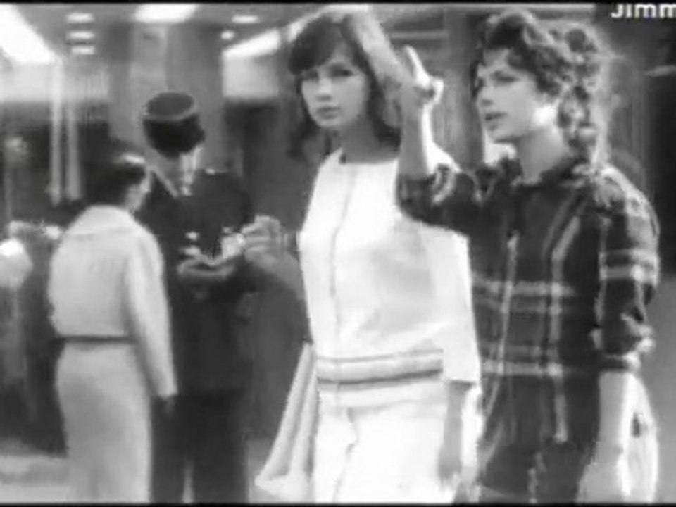 Liliane et Juliette se promènent sur le boulevard