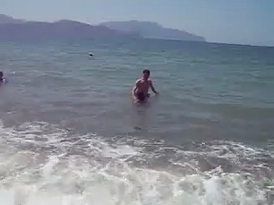 Kendisiyle yarışan yüzücüadam-1